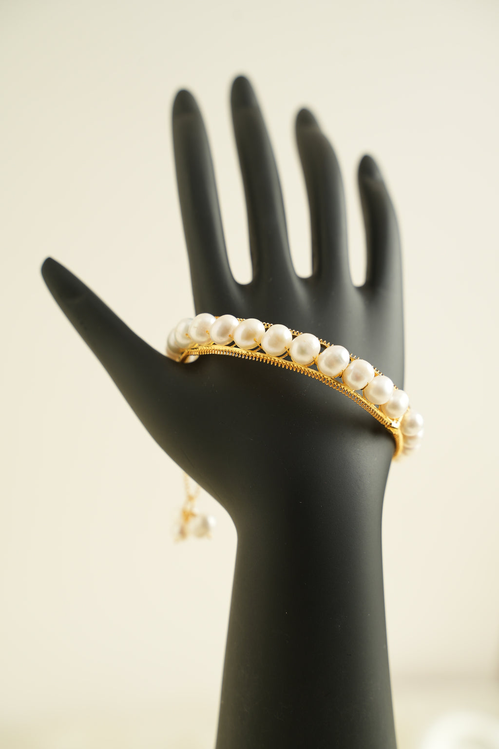 TEK SIRAL ALTIN YALDIZLI GÜMÜŞ İNCİ KELEPÇE - ROSE 104