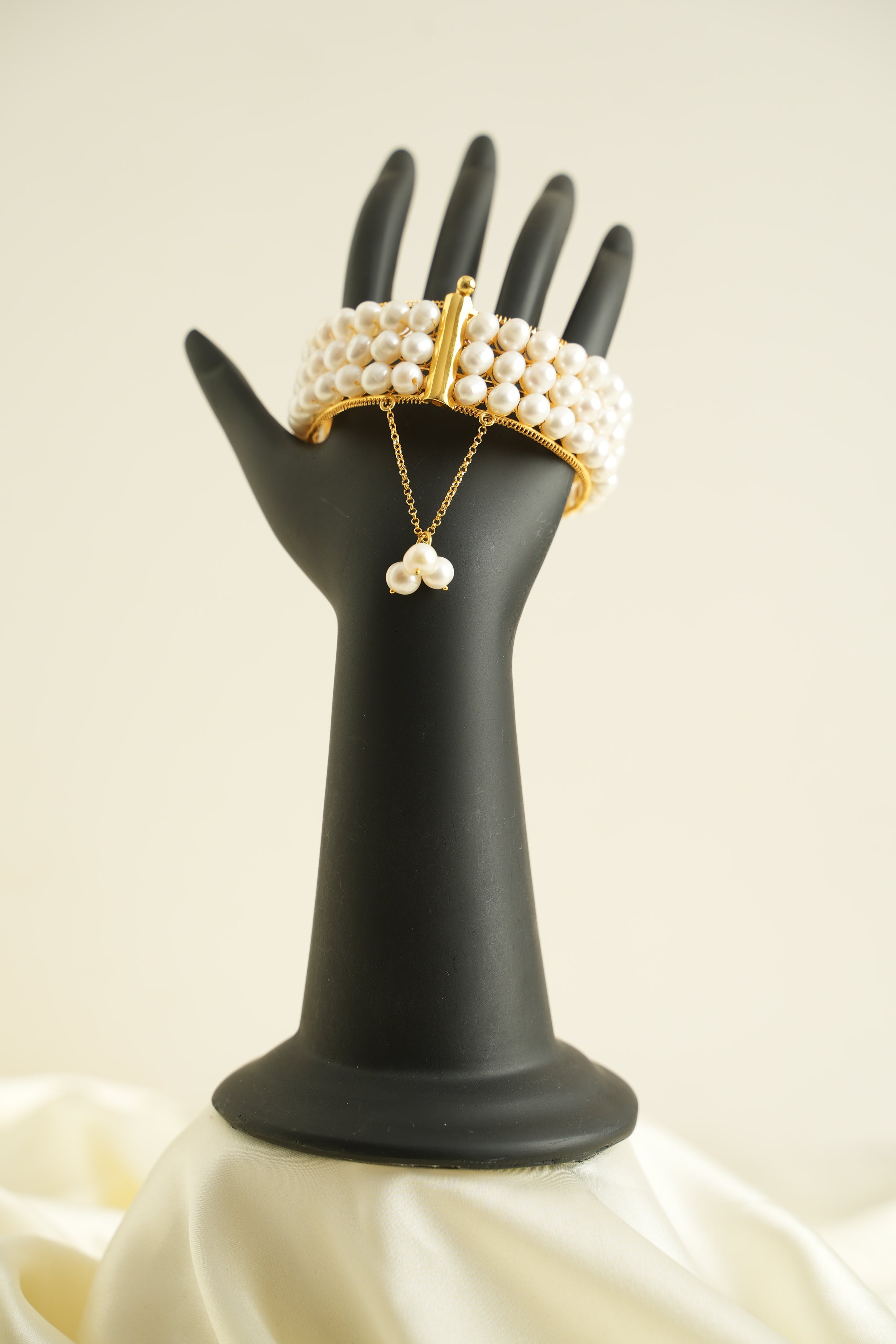 ÜÇ SIRA ALTIN YALDIZLI GÜMÜŞ İNCİ KELEPÇE - ROSE 105