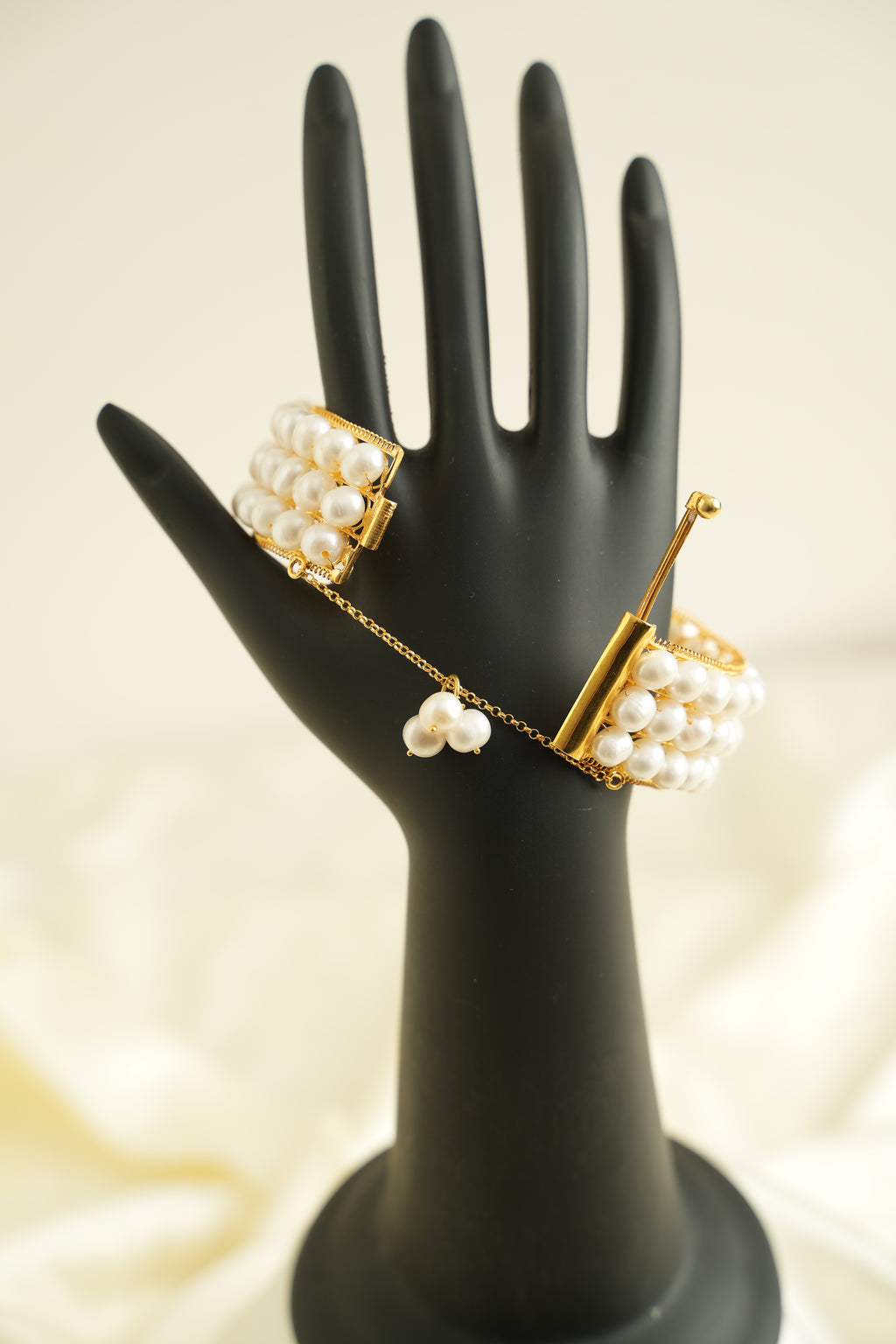 ÜÇ SIRA ALTIN YALDIZLI GÜMÜŞ İNCİ KELEPÇE - ROSE 105