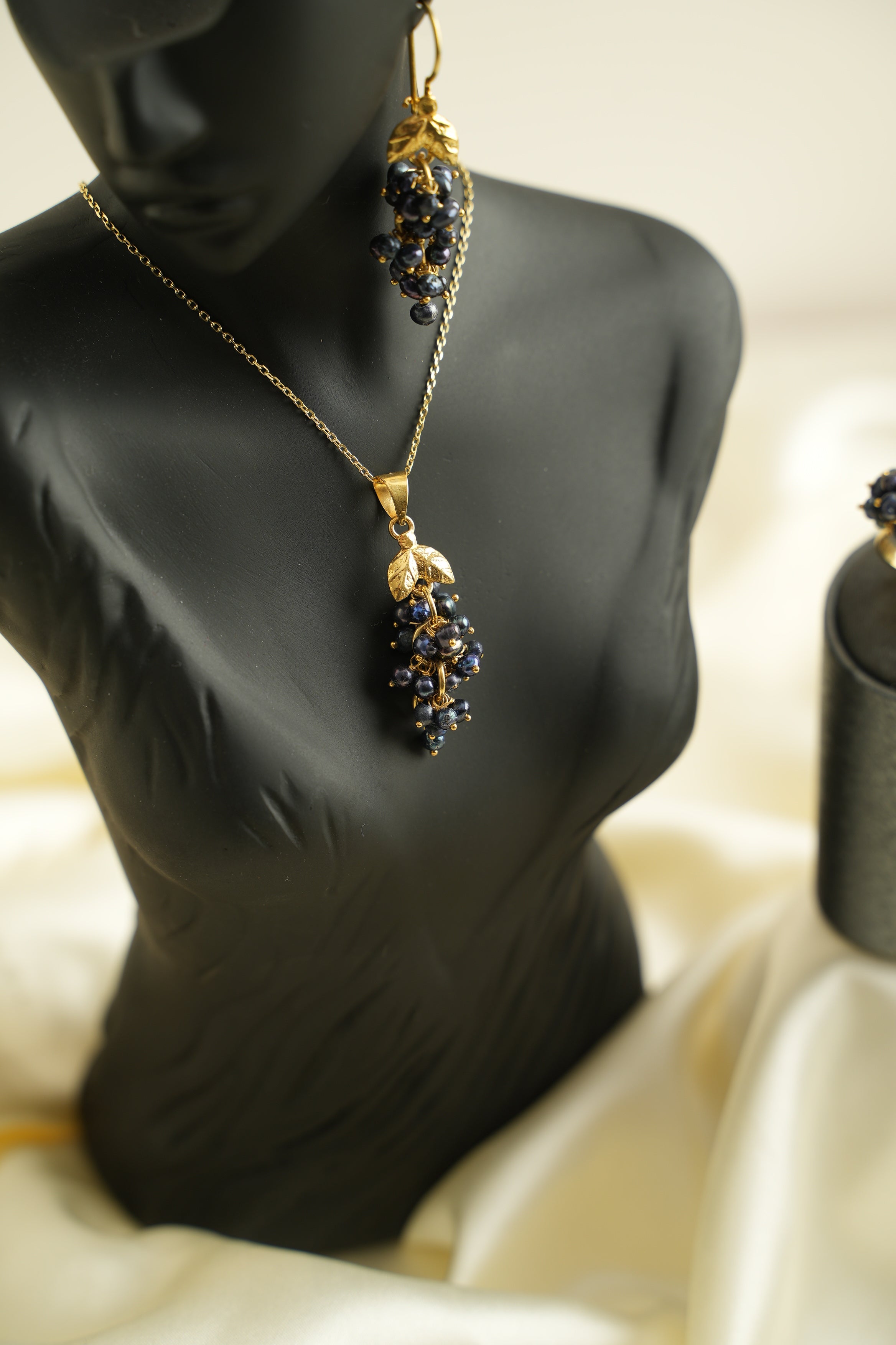 ÜZÜM SALKIMI ALTIN YALDIZLI GÜMÜŞ SİYAH İNCİ SET - ROSE 108