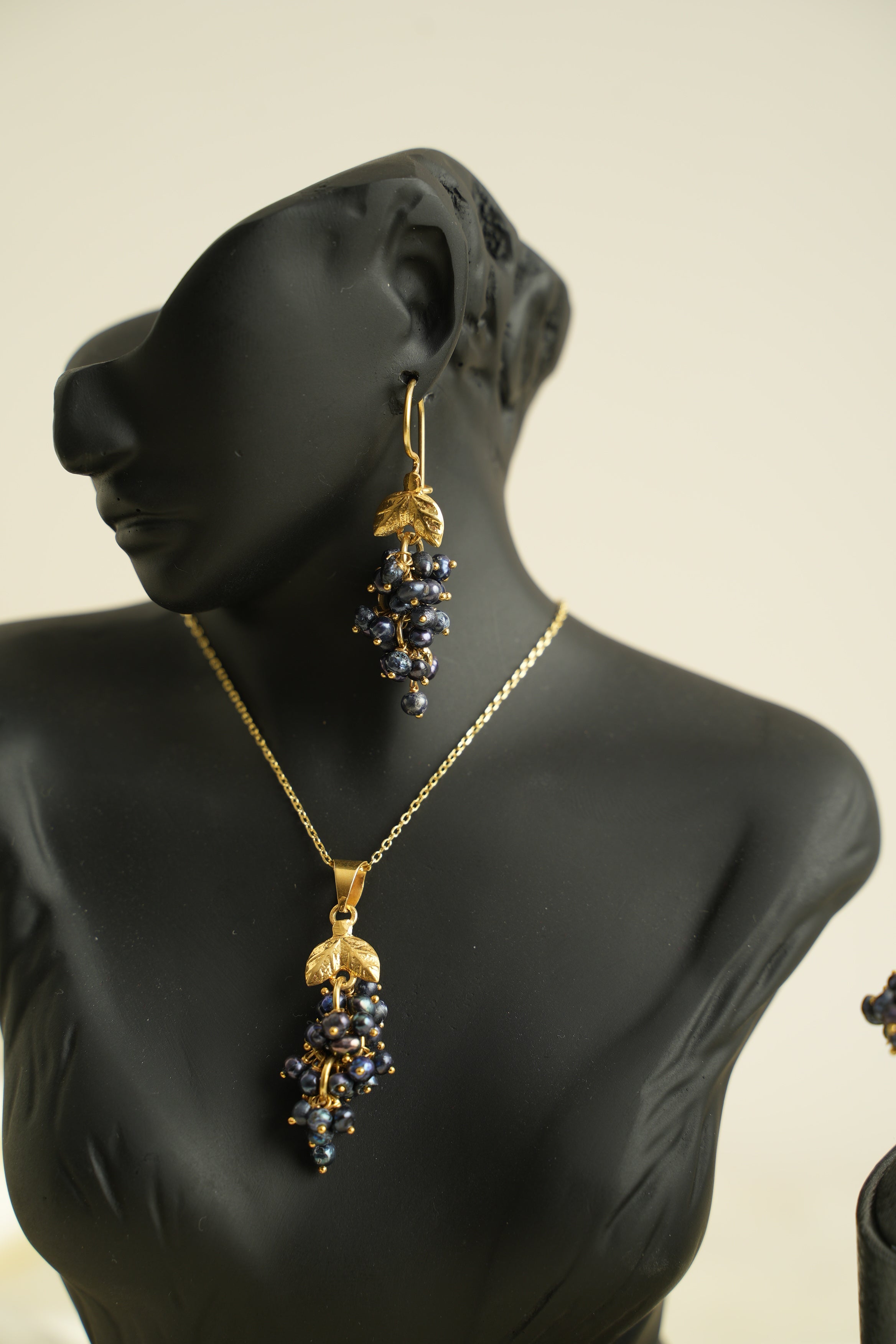 ÜZÜM SALKIMI ALTIN YALDIZLI GÜMÜŞ SİYAH İNCİ SET - ROSE 108